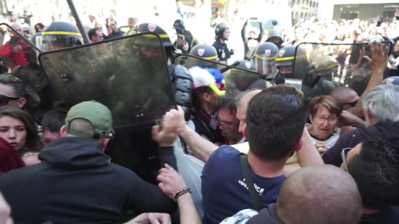 Eskalation in Frankreich: "Verbotener" Gelbwesten-Protest trifft auf Polizeitrupp