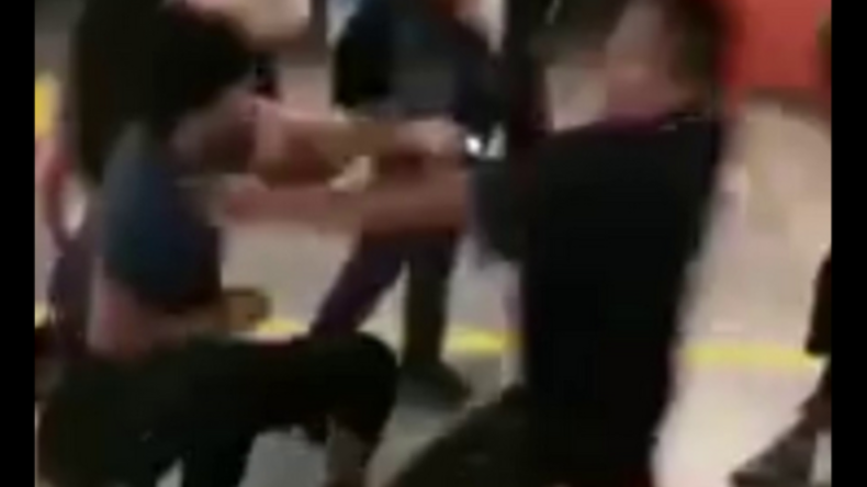 Mexiko: Frau wehrt Angriff von Männern in U-Bahn mit Elektroschocker ab
