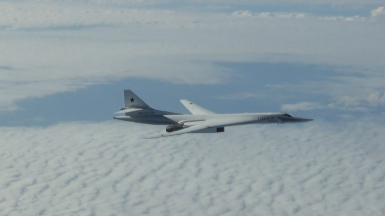 Russische Tu-160-Bomber in 13 Stunden langem Flug über der Barents-, Norwegischer und Nordsee