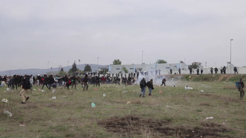 Gerüchte über Grenzöffnung: Heftige Ausschreitungen zwischen Migranten und griechischer Polizei 