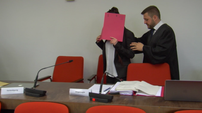 München: IS-Frau vor Gericht - Fünfjährige als Sklavin gehalten und angekettet verdursten lassen