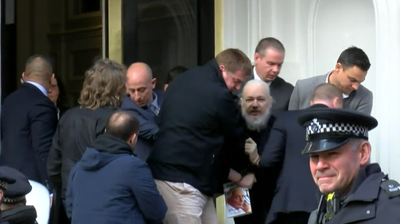 Video: WikiLeaksgründer Julian Assange aus Botschaft geholt und verhaftet
