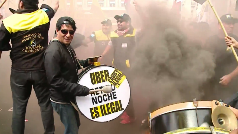 Argentinische Taxifahrer bringen aus Protest gegen Uber Verkehr in der Hauptstadt zum Stillstand