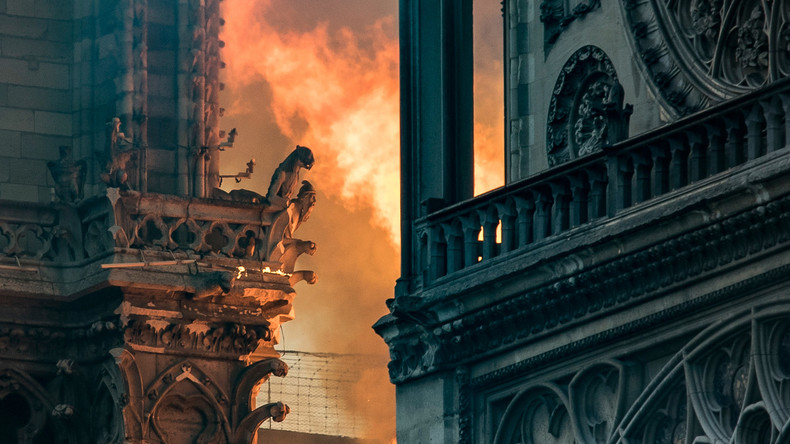 Pariser Wahrzeichen in Flammen: Feuer verwüstet Kathedrale Notre-Dame