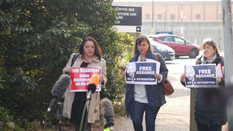 London: Deutsche und europäische Abgeordnete protestieren vor Gefängnis gegen Assange-Verhaftung
