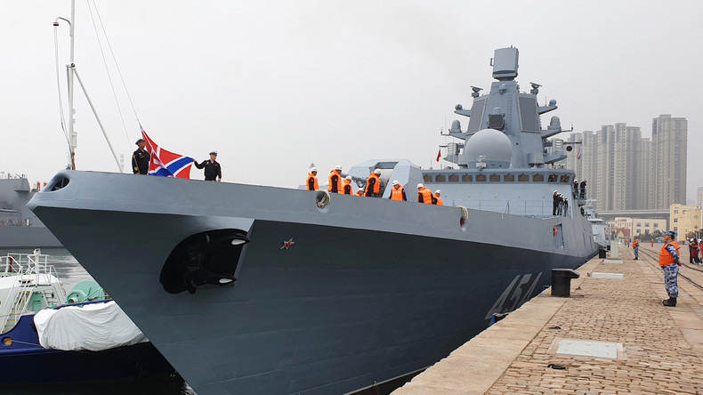 Russische Fregatte Admiral Gorschkow trifft in China zum Jubiläum der chinesischen Marine ein 