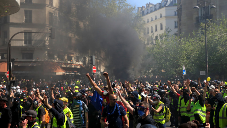 Gelbwesten-Proteste in Paris gehen in die 23. Woche: Macron antwortet mit Gummiknüppel und Tränengas
