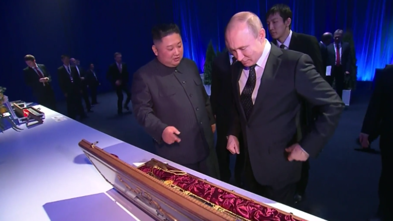 Zeichen des gegenseitigen Respekts: Putin und Kim Jong-un schenken einander Schwerter