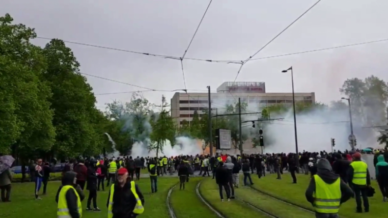 Straßburg: Polizei setzt Tränengas gegen Gelbwesten ein, als diese zum EU-Parlament wollen