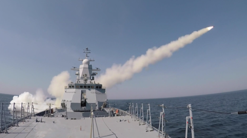 Russische Korvette Stojki eliminiert Ziel auf Ostsee