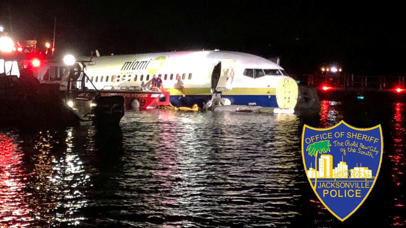 Boeing 737 rutscht auf US-Flughafen von Landebahn in Fluss