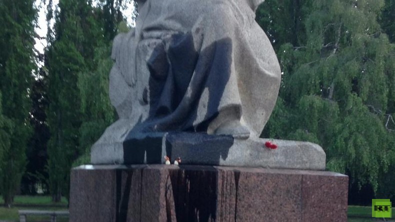 Skulptur "Mutter Heimat" am Sowjetischen Ehrenmal geschändet