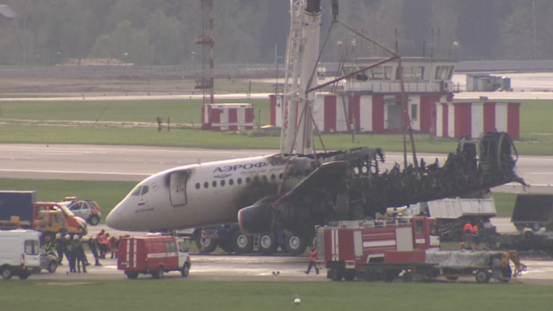 Moskau: Verkohlte Überreste der Aeroflot-Maschine nach Bruchlandung von Landebahn entfernt