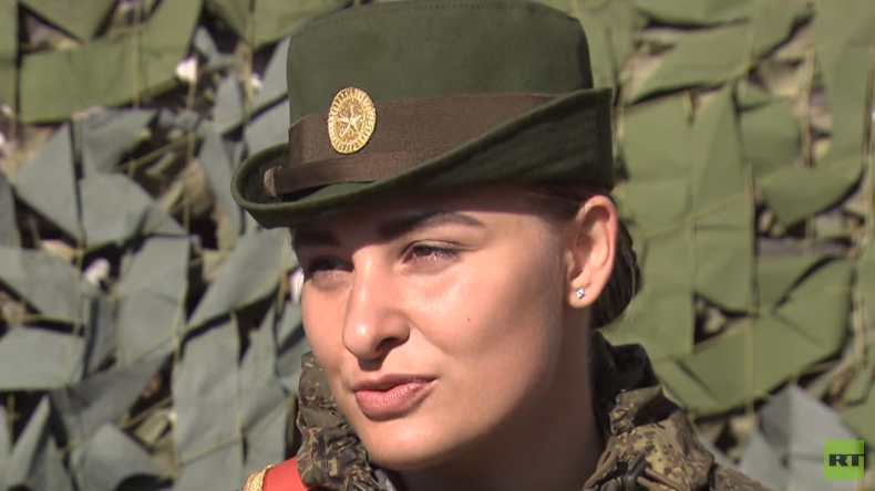 Entwaffnende Schönheit: Russische Kadettin übt Siegesparade in Moskau (Video)