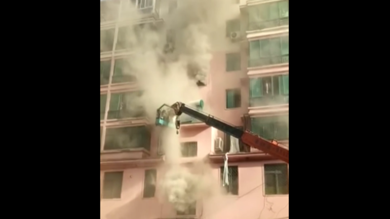 China: Mann rettet mit Kran 14 Menschen aus brennendem Wohnhaus