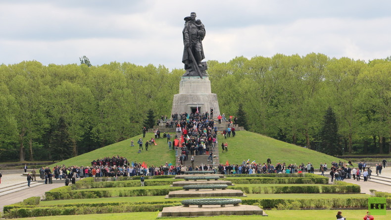 "Russland will Frieden und Verständigung" – Besucher gedenken der Befreier im Treptower Park (Video)