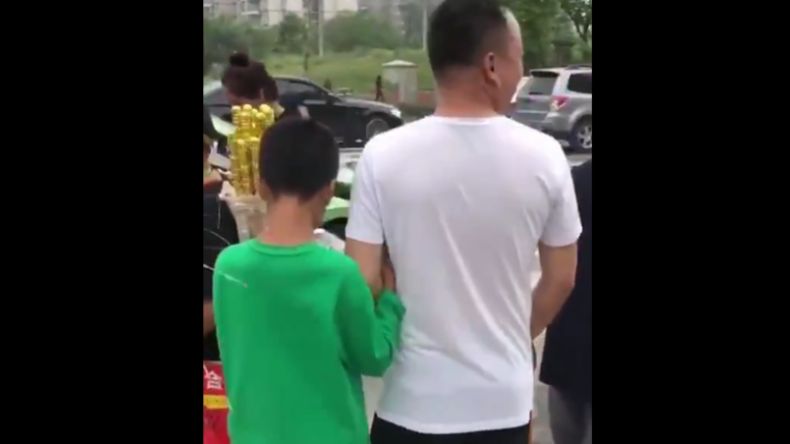 China: Smombie-Kind läuft mit "falschen Eltern" mit, ohne es zu bemerken