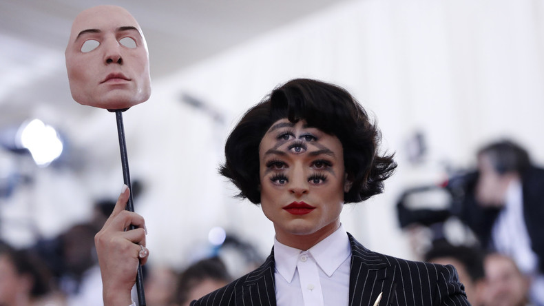 Schwindelerregendes Make-up: US-Schauspieler überrascht Publikum mit sieben Augen im Gesicht