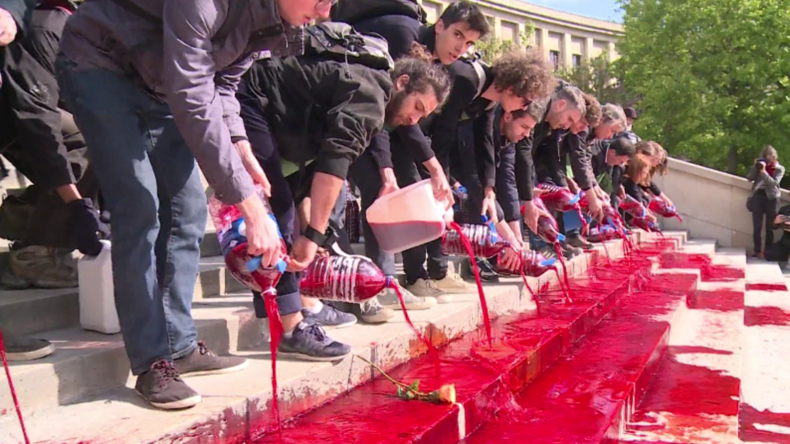 Paris: Aktivisten gießen rote Farbe über Treppe des Trocadéro als Mahnung an ausgestorbene Tierarten
