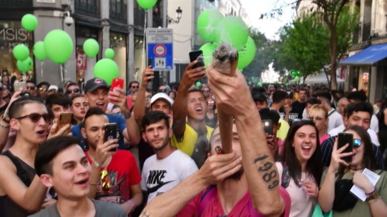 Madrid: Tausende demonstrieren für Legalisierung von Marihuana und rauchen Riesen-Joints