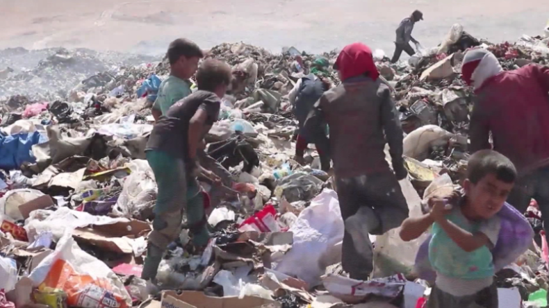Irak: Zerbombtes Mossul – Kinder wühlen im Müll, um zu überleben