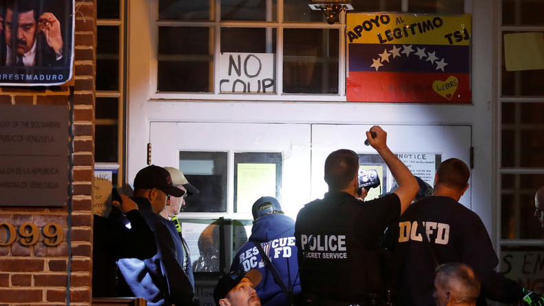 US-Polizei stürmt völkerrechtswidrig venezolanische Botschaft in Washington