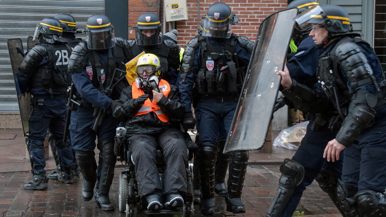"Angriff mit Rollstuhl" – Behinderte Gelbwesten-Aktivistin muss vor französisches Gericht