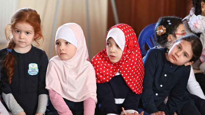 "Gegen Unterwerfung der Mädchen" - Kopftuchverbot für muslimische Grundschülerinnen in Österreich