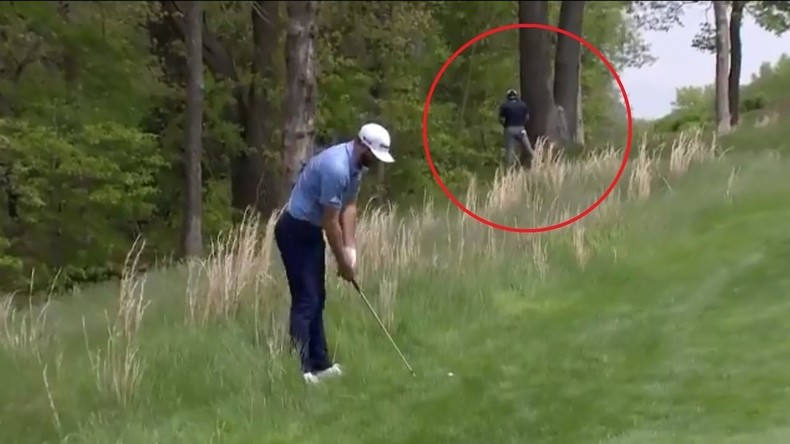 Vor laufender Kamera: Golfspieler entleert sich bei PGA Championship an Baum