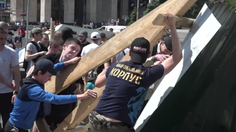 Ukraine: Nationalisten zerstören Bauzaun als Protest gegen Errichtung von Euromaidan-Denkmal