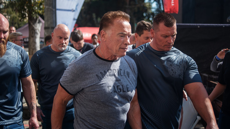 Unerschütterlicher Muskelberg: Arnold Schwarzenegger hält einem perfiden Tritt in den Rücken stand