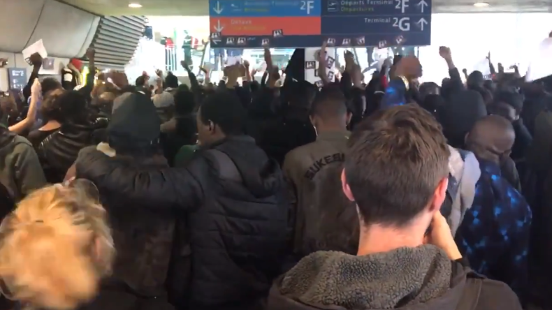 Paris: "Frankreich gehört nicht den Franzosen!" Hunderte Schwarzwesten-Migranten besetzen Flughafen