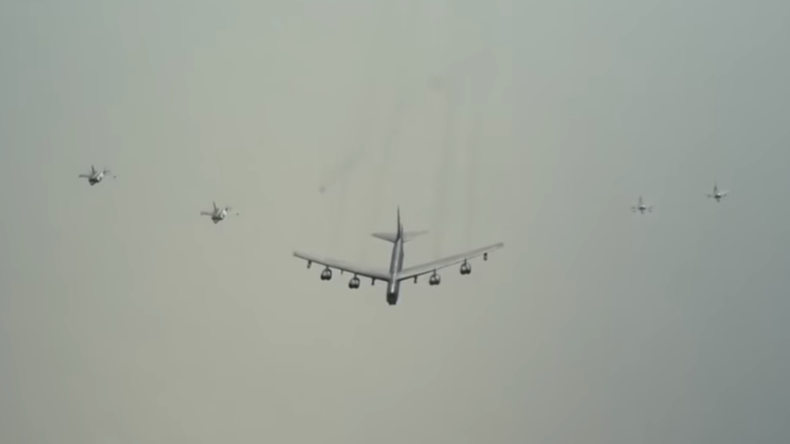 Militärflugzeuge aus Katar und den USA fliegen zusammen über den Persischen Golf