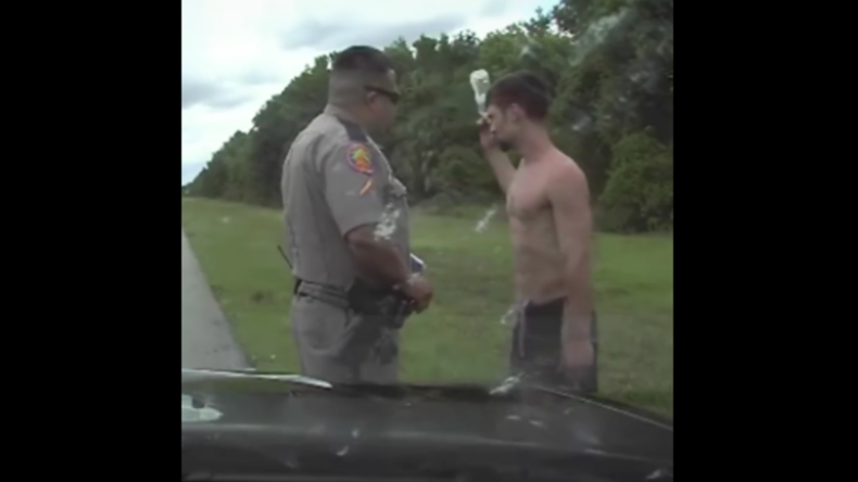 US-Polizist will Mann an Schnellstraße helfen: Zum Dank stiehlt er ihm seinen Wagen