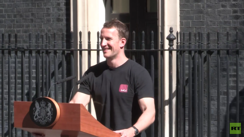 Es wird heiß in Downing Street 10: Toningenieur richtet Pult für Theresa May her und wird Superstar