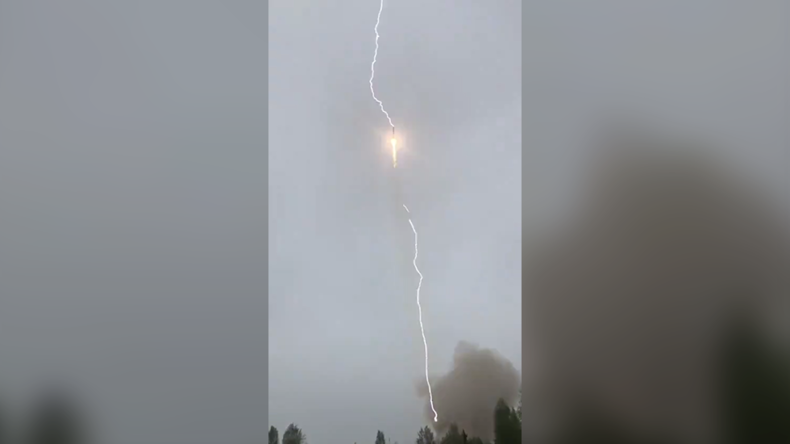 Blitz schlägt kurz nach dem Start in russische Sojus-Rakete ein [Video]
