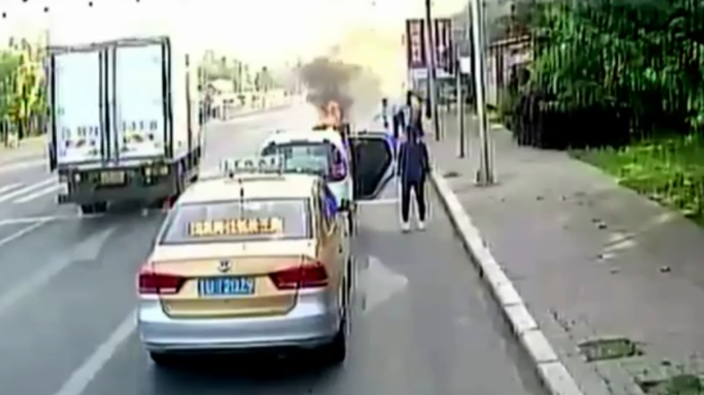 Wenn Sekunden zu Stunden werden: Mann geht bei Unfall in Flammen auf - Busfahrer wird zum Helden