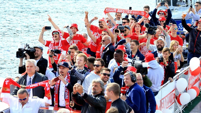 Berlin: Fans des 1. FC Union heißen das Team willkommen