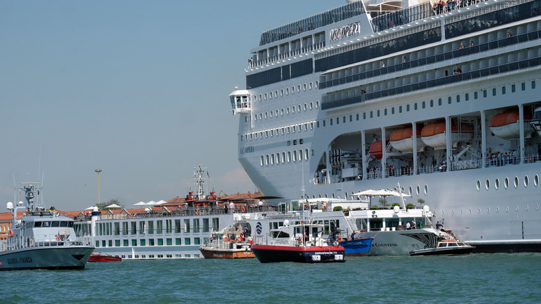 Kreuzfahrtschiff rammt Touristenboot in Venedig 