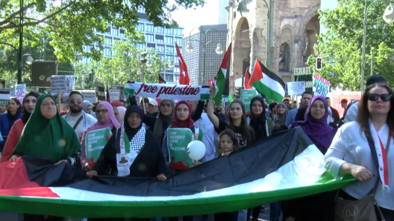 Palästina- und Israel-Unterstützer ziehen zum al-Quds-Tag in Berlin auf die Straßen