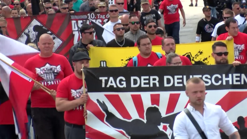 Großer Gegenprotest in Chemnitz: NPD-Anhänger demonstrieren für "Deuschland ohne Ausländer"