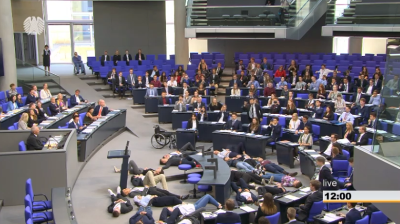 "Klimatote" während Rede von Schäuble im Bundestag: "Ihr könnt da ruhig bis morgen liegen bleiben"