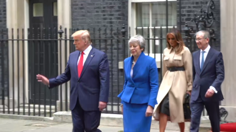 London: Reporter amüsieren sich über zahlreiche Buhrufe gegen Trump und seine Delegation