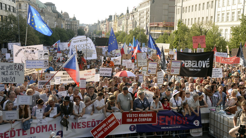 Tschechien: Über 100.000 Menschen protestieren gegen Regierung – Premier Babiš lehnt Rücktritt ab