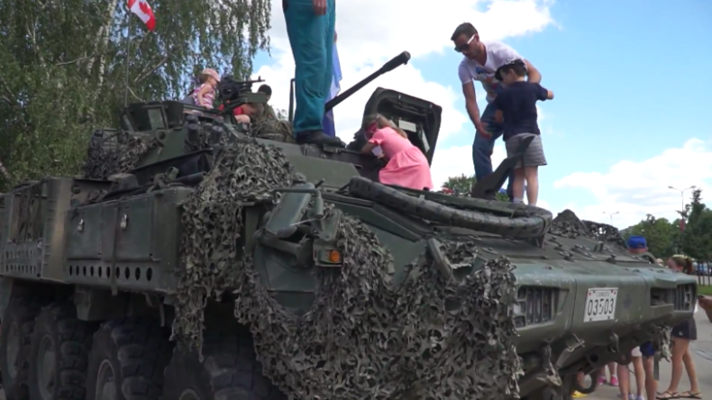 Lettland: NATO-Truppen präsentieren Kindern und Eltern "Militär-Spielzeug" 