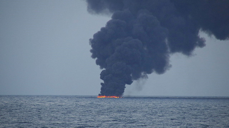 Golf von Oman: Öltanker in Flammen 
