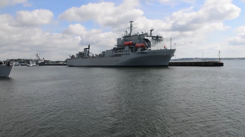 Trotz Protest von Klimaschützern: NATO-Kriegsschiffe verlassen Kieler Hafen für Ostsee-Übungen 