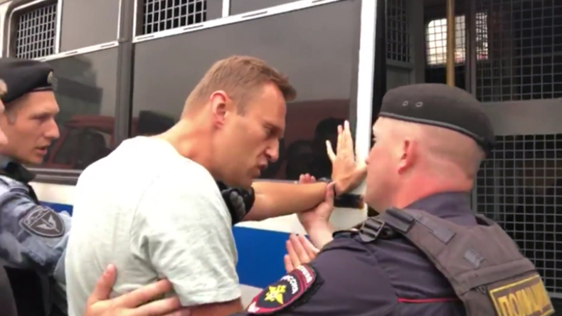 Moskau: Oppositionspolitiker Nawalny wehrt sich gegen Festnahme bei nicht genehmigter Demo