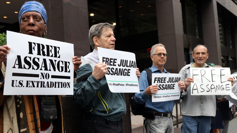 LIVE: Anwälte von Assange berichten nach seiner ersten juristischen Anhörung 