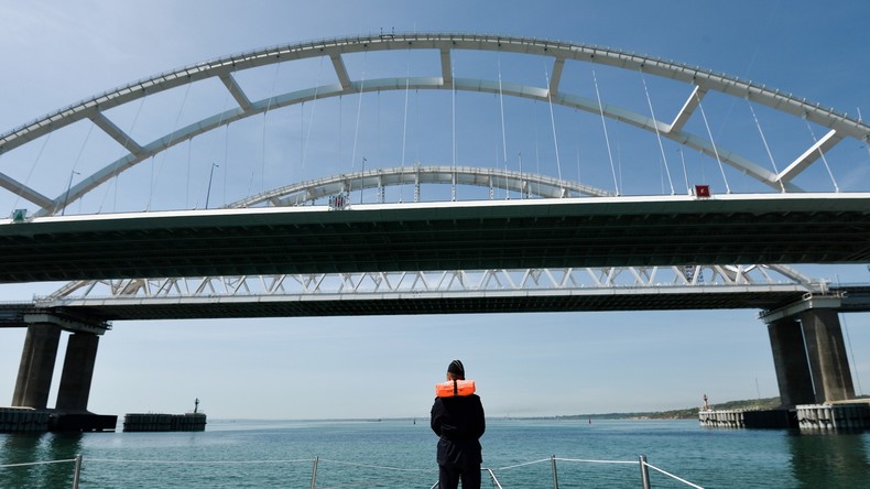 Russland verbinden: Erste Eisenbahndurchfahrt über die Krim-Brücke abgeschlossen